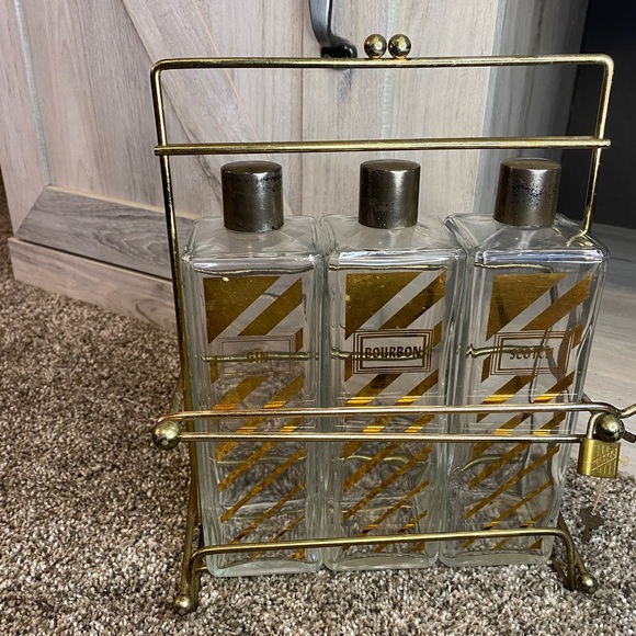 Vintage Decanter with Caddy, three bottle tantalus w Scotch, Bourbon Gin Labels - Picture 3 of 15